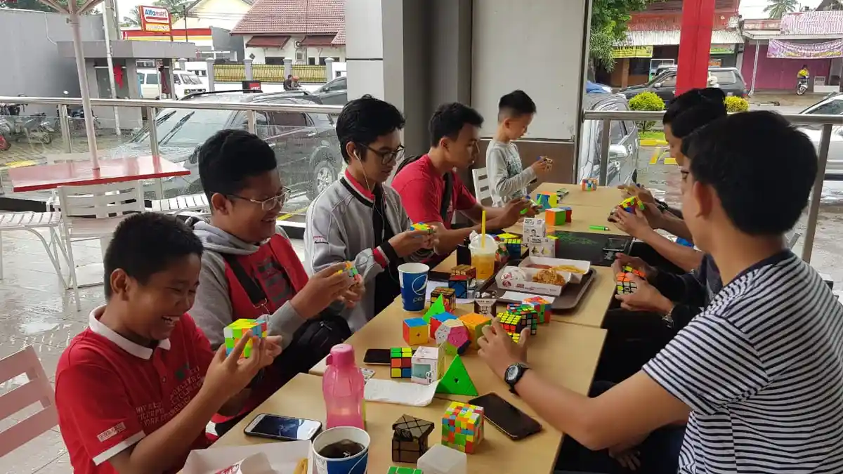 Berbagi Trik Saat Berkumpul Bersama Komunitas Rubik Jambi