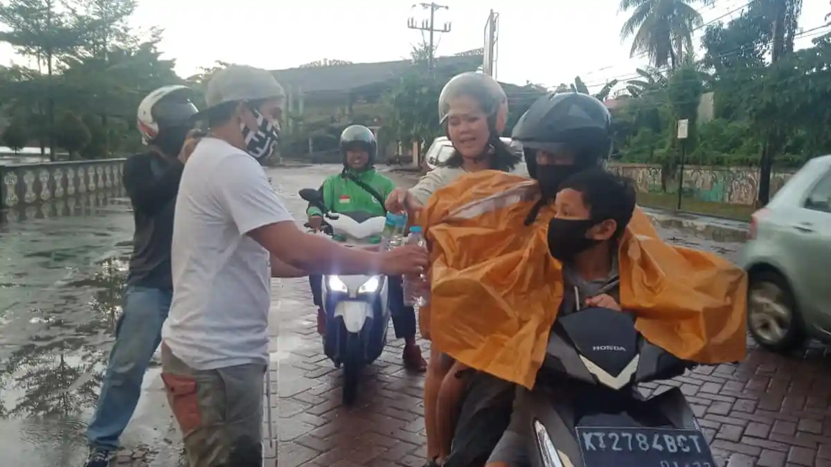 Warga Samarinda Bagikan Nasi Kotak di Beberapa Titik Jalan untuk Buka Puasa