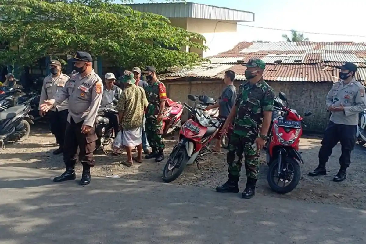 Berikan Rasa Aman, Polsek Pringgarata dan Koramil Intensifkan Patroli di Pasar