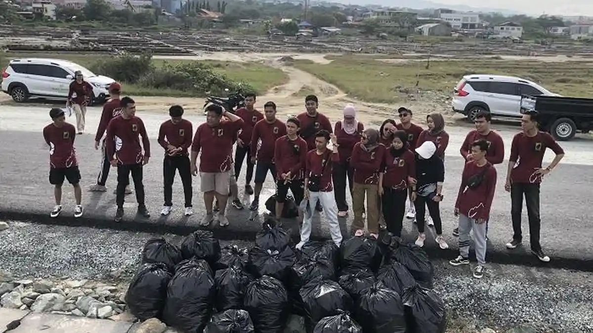Hotel Santika Palu Angkut 150 Kg Sampah dari Bibir Pantai Talise