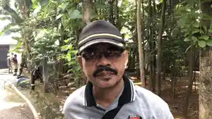 Ketua-RT-02-RW-08-Muchtar-saat-diwawancara-di-sekitar-bangunan-distributor.jpg