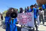 eorang-mahasiswa-Unigha-Sigli-berorasi-saat-dilakukan-unjuk-rasa-di-Bundaran-Tugu-Aneuk-Mulieng.jpg