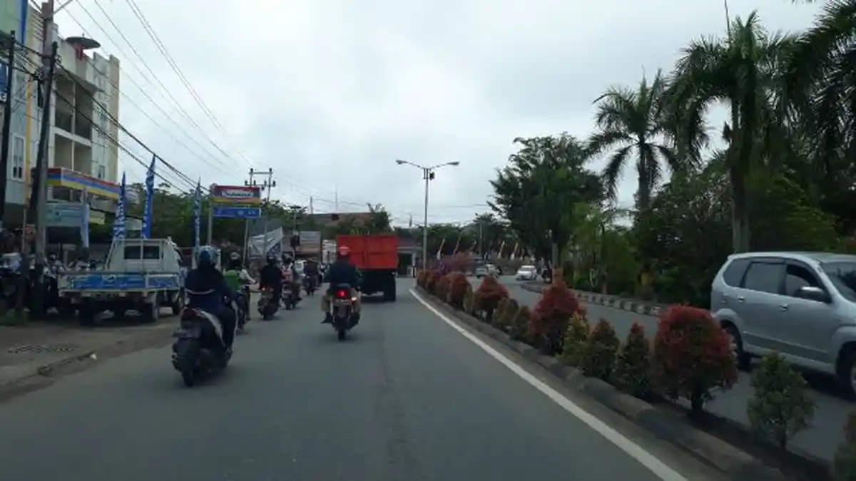 Roda Dua Dominasi Arus Lalu Lintas di Jalan Jenderal Sudirman, Senin (8/10/2018)