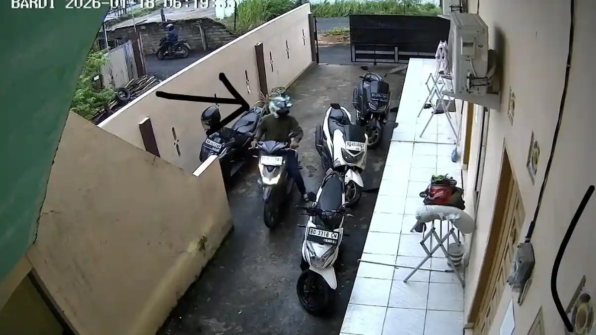 Tampang Maling Motor Mahasiswi di Indralaya Ogan Ilir, Aksinya Viral Terekam CCTV