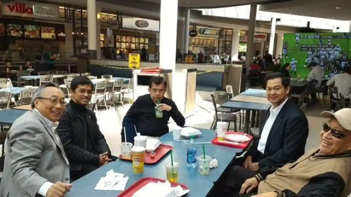 Usai Cek Kesehatan Wapres Jusuf Kalla Bersantai di Kafe Rochester
