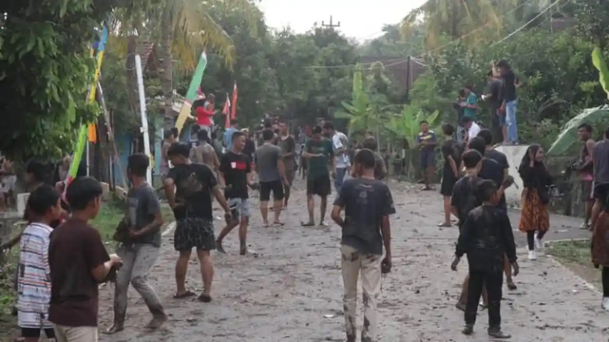 Melestarikan Tradisi, Warga Saling Lempar Lumpur di Desa Sendang Kabupaten Semarang