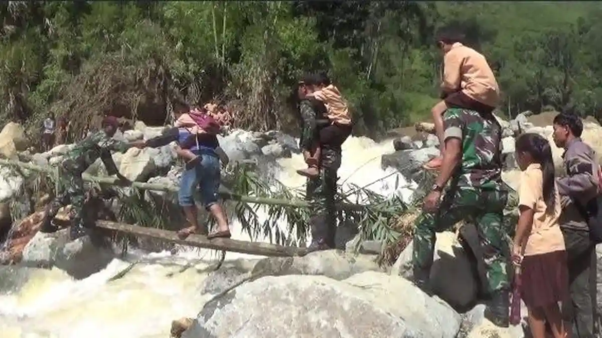 Jembatan Rusak Diterjang Longsor, Begini Perjuangan Pelajar di Sadan Toraja Utara ke Sekolah