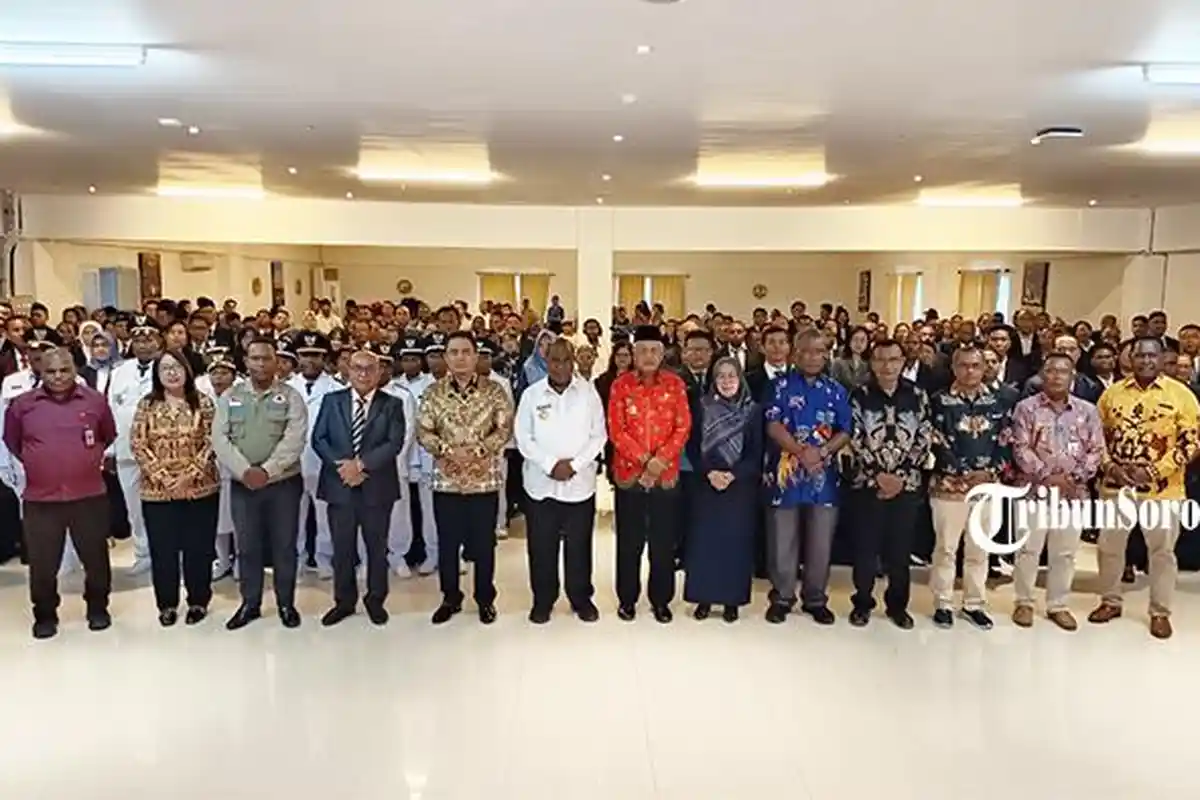 Pelantikan 187 Pejabat Eselon dan Fungsional Pemkab Sorong, Bupati Johny Kamuru Tekankan 5 Poin
