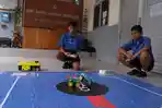 Siswa-SMP-Sapta-Andika-melakukan-uji-coba-robot-sumo-di-sekolahnya.jpg