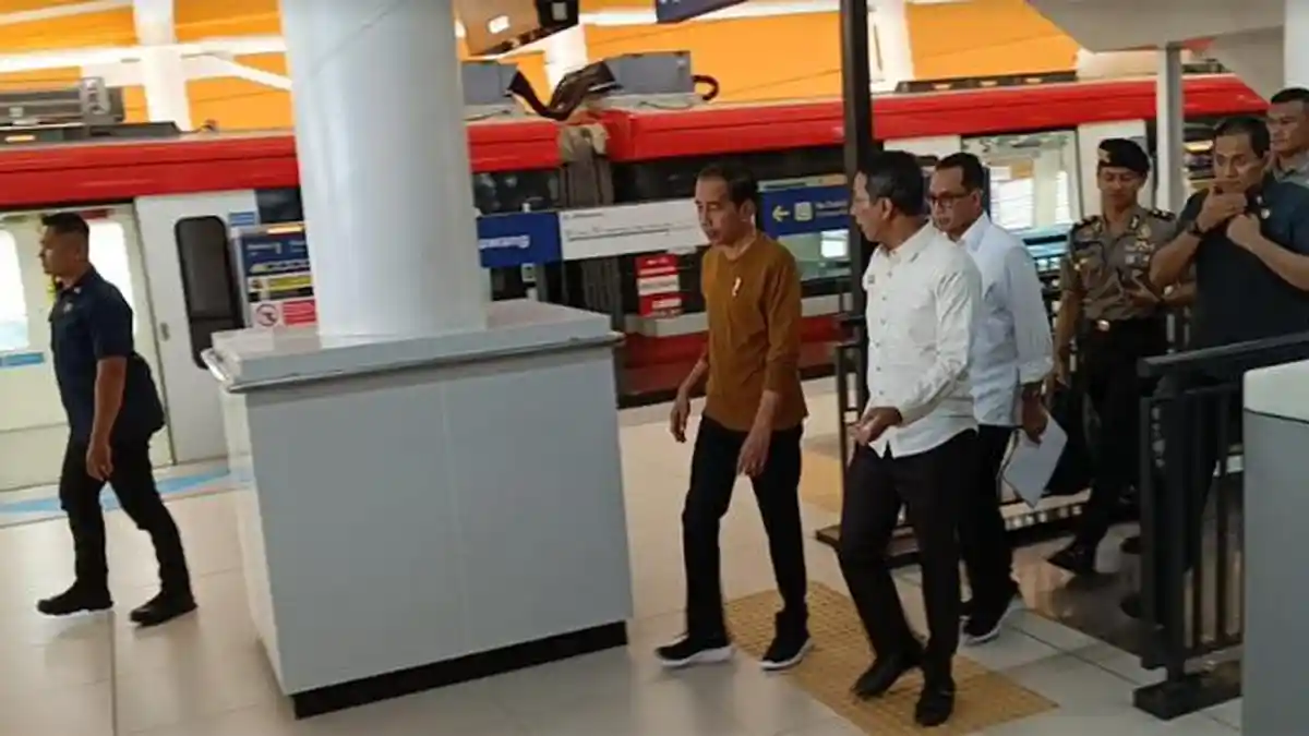 Jokowi Jajal LRT dari Stasiun Harjamukti ke Dukuh Atas, Bareng Erick Thohir hingga Influencer