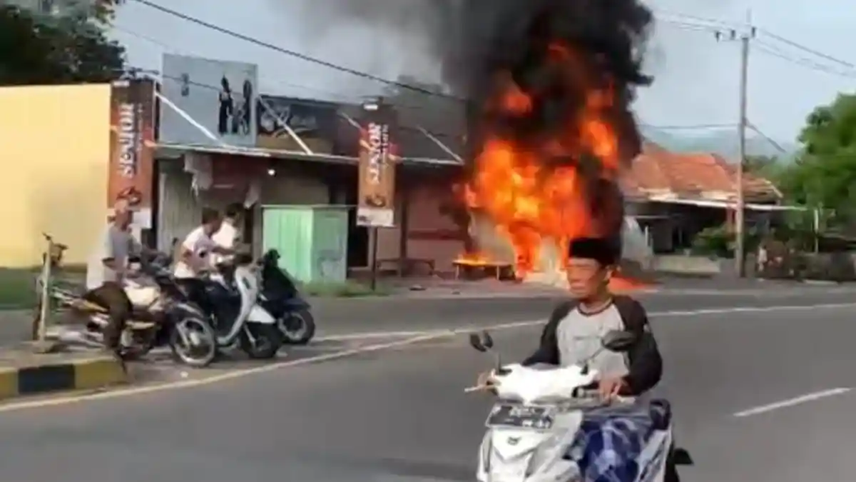 Pom Mini Terbakar Hebat di Situbondo, Pasutri Alami Luka, Warga Bahu Membahu Jinakkan Api