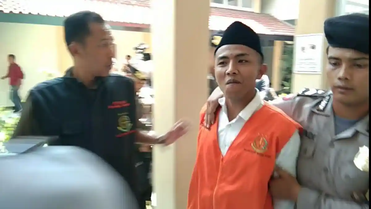 Divonis Hukuman Mati, Pembunuh Keji Ini Masih Bisa Tersenyum, Pertama Kali di PN Garut