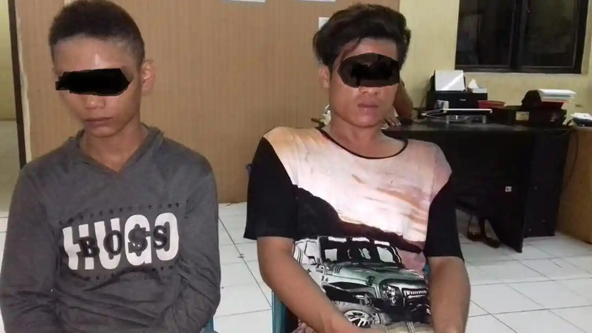 Diikuti Petugas, Kedua Kuli Bongkar Muat Ini Gugup Hingga Melakukan Hal Ini