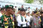 Andi-Amran-Sulaiman-didampingi-Kabaharkam-Polri-Komjen-Fadil-32435.jpg