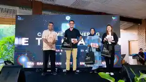 Salvador-Pinto-kiri-memberikan-hadiah.jpg