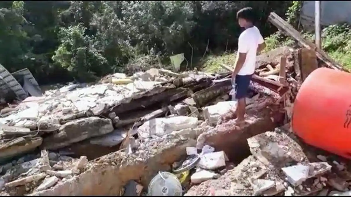 Diterjang Material Tanah Longsor, Satu Unit Rumah di Entikong Kalbar Roboh