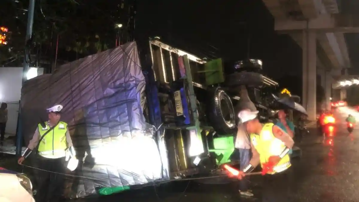 Truk Fuso Terbalik di Jalan Demang Lebar Daun Palembang, Diduga Gara-gara Baut Roda Lepas