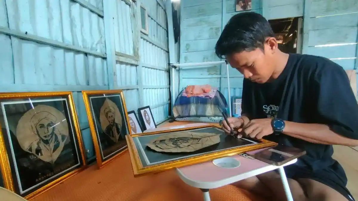 Pemuda Polman Buat Sketsa Wajah Pakai Daun Kering, Banyak Peminat