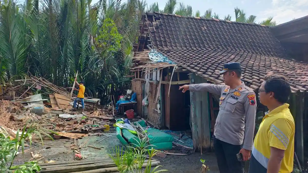 1 Rumah Roboh Diterjang Angin Kencang di Desa Wonoagung Demak