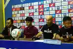Pelatih-PSM-Bernaedo-Tavares-sama-pemain.jpg