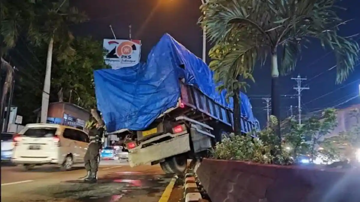 UPDATE : Suprayitno Mengaku Hindari Pikap saat Truk Muatan Kipas Hantam Median Jalan Semarang