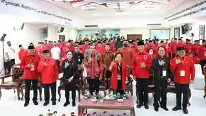 megawati-soekarnoputri-kompak-salam-metal-bersama-jokowi-dan-ganjar-di-rakernas-pdip-2023.jpg