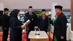 Bupati-Banyuwangi-Ipuk-Fiestiandani-melantik-Suyanto-Waspo-Tondo-Wicaksono.jpg