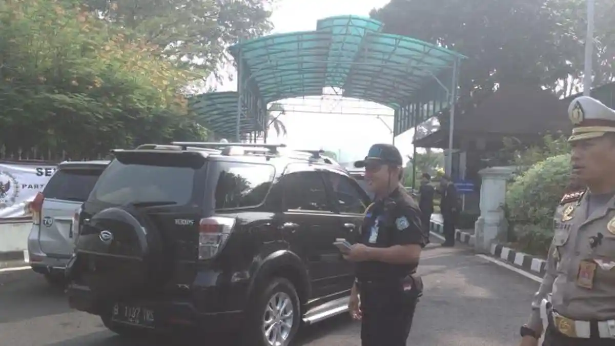 Masuk Gedung DPR, Kendaraan Disortir Ketat