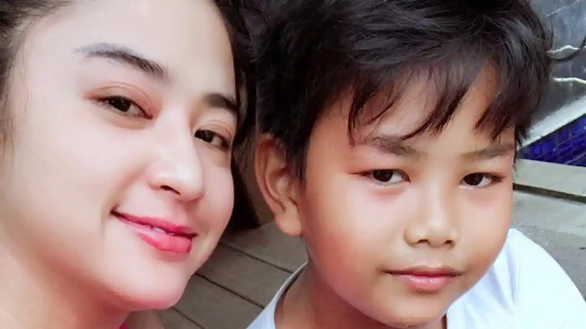 Dewi Perssik Sempatkan Ajari Anak Mengaji Disela-sela Kesibukan, Aksinya Banjir Pujian