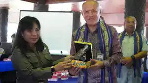 20260528_Penyerahan-cenderamata-mewarnai-Sosialisasi-Keselamatan-Angkutan-Barang.jpg