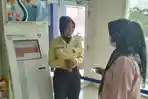 Petugas-keamanan-membantu-mengarahkan-warga.jpg