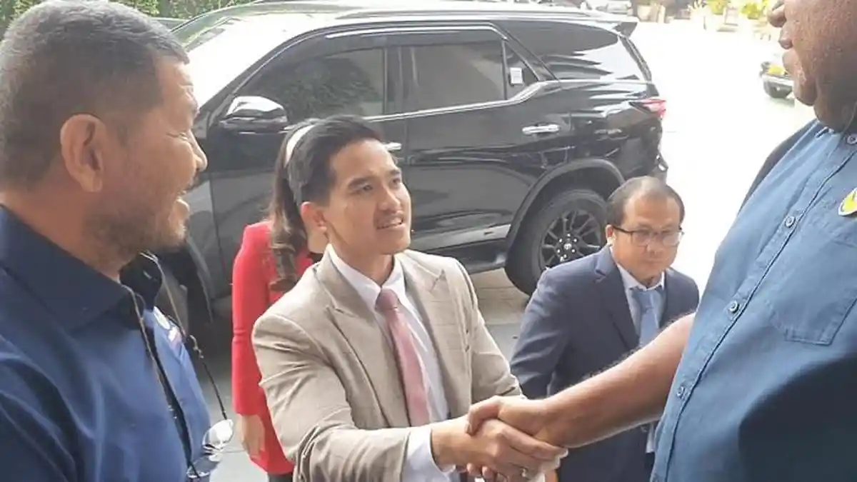 Kenakan Jas, Kaesang Tampil Formal saat Sambangi Markas Partai NasDem 