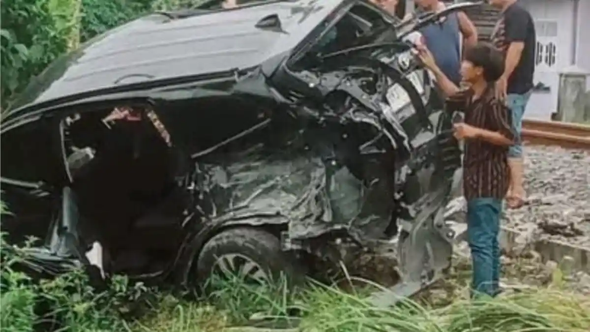 Mobil Toyota Rush Remuk Ditabrak Kereta Api di Medan Labuhan