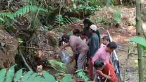 air-jernih-dari-akar-pohon-beringin.jpg