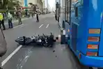 pengendara-motor-yamaha-r15-tewas-usai-terlindas-bus-transjakarta-di-jalan-mh-thamrin.jpg