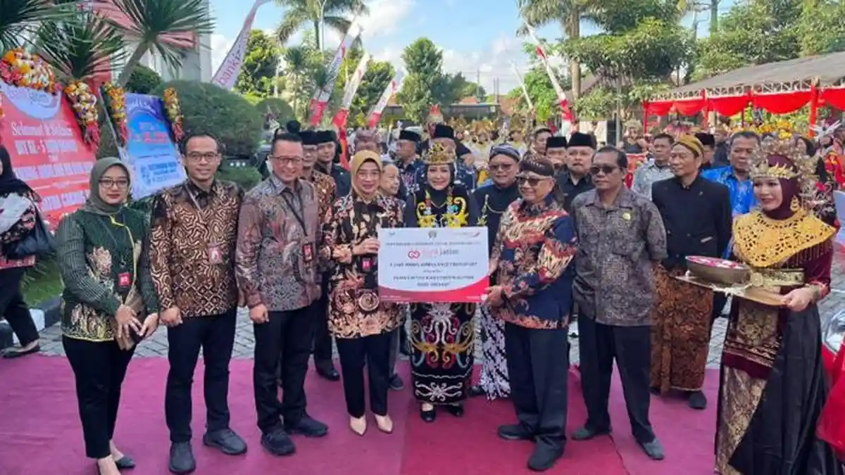 Bank Jatim Serahkan CSR Mobil Ambulans untuk RSUD Srengat Kabupaten Blitar