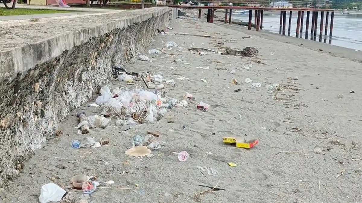 Sampah Berserakan Hiasi Anjungan Pasangkayu, Tempat Sampah Kurang