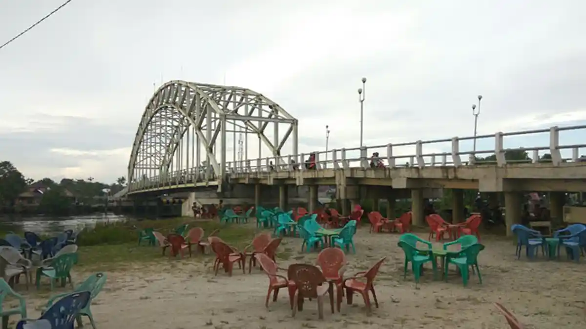 Warga Betah Santai di Jembatan Sabuk pada Sore Hari