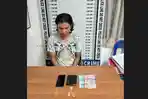 Edy-Surahman-bersama-barang-bukti-narkotika-miliknya-ditahan-Polres-Siantar-Selasa-1142023.jpg