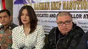 Iqlima-Kim-didampingi-kuasa-hukumnya-Razman-Arif-Nasution.jpg