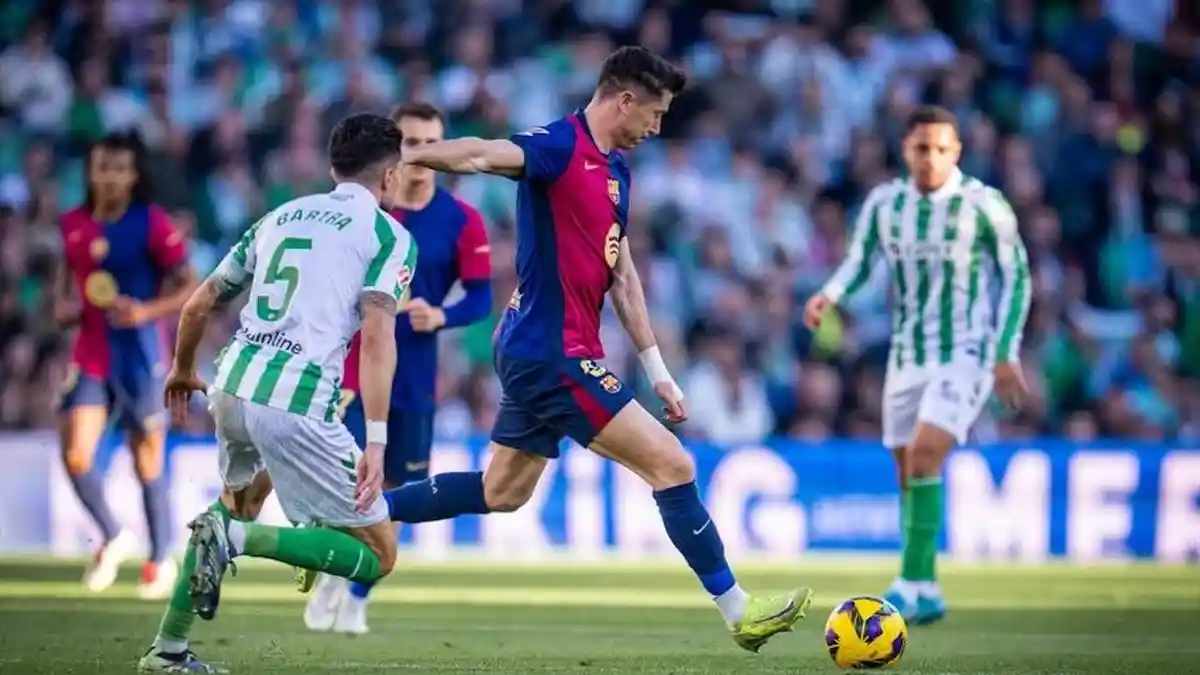 Hasil Liga Spanyol - Barcelona Gagal Menang dari Real Betis, Hansi Flick Kena Kartu Merah