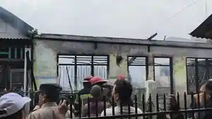Tiga-unit-rumah-hangus-terbakar-terlihat-petugas-pemadam.jpg