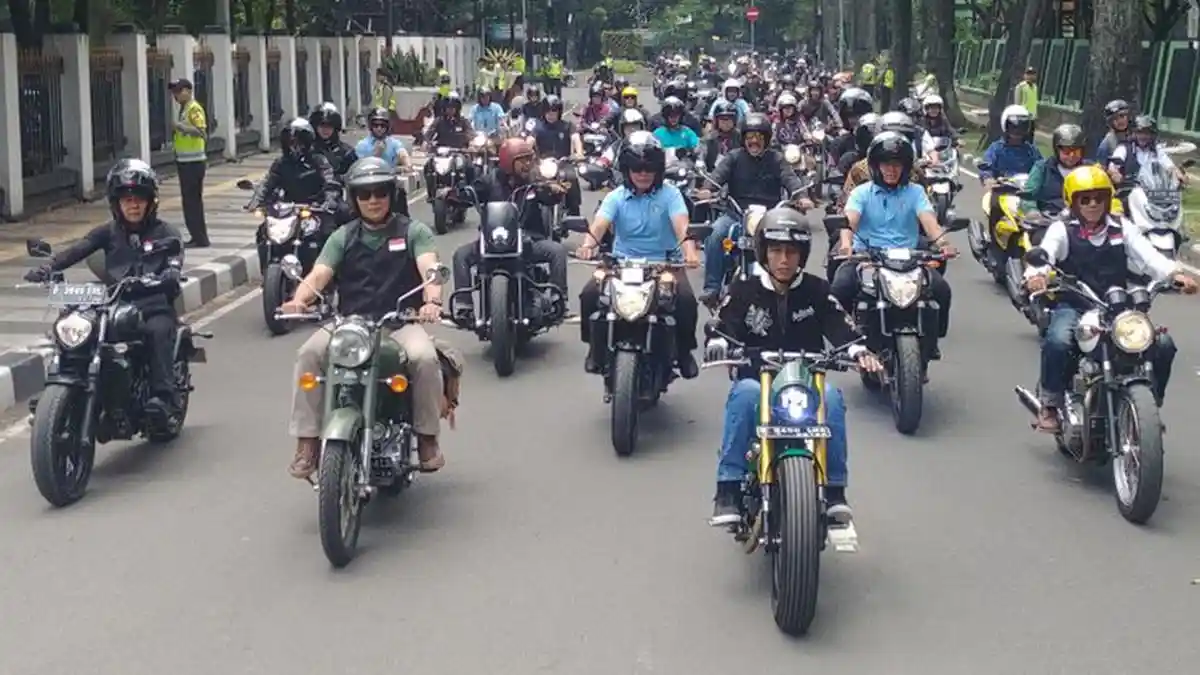 Konvoi Bareng Komunitas Motor di Bandung, Lampu Kawasaki W175 Jokowi Sudah Menyala