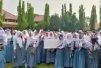 Orasi-Siswa-melakukan-orasi-kekecewaan-terhadap-Kepala-SMA-11saa.jpg