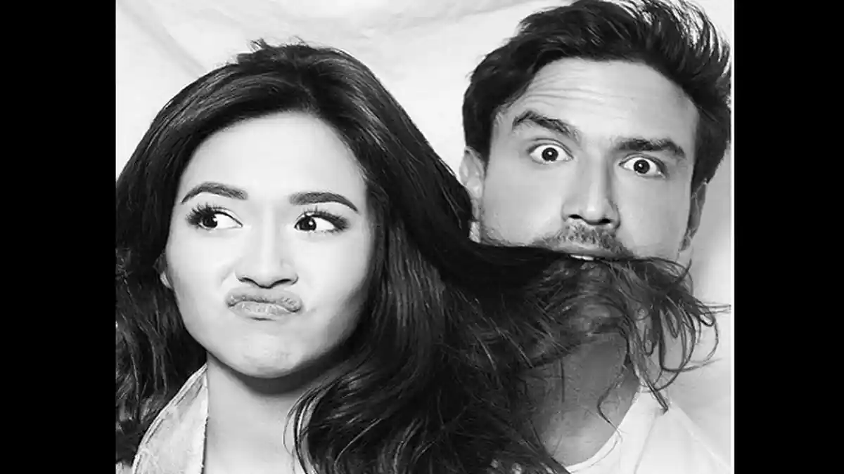 Romantis! Raisa Beri Kejutan Sang Kekasih, Perhatikan Tulisan di Kue Ulang Tahunnya!