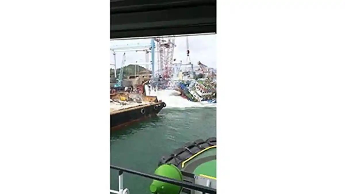 KECELAKAAN DI BATAM - Crane PT ASL Batam Terjun ke Laut, tak Ada Korban Jiwa