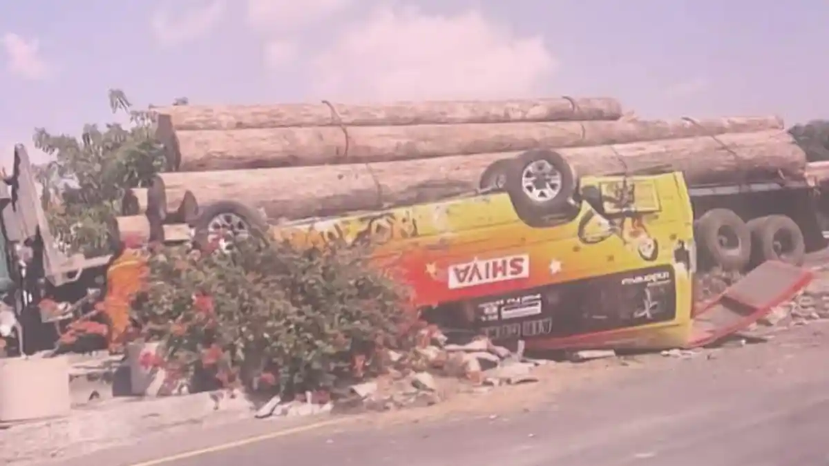 Kecelakaan Maut di Tol Kebomas Gresik, Isuzu Elf Ditabrak Truk Bermuatan Kayu Hingga 2 Orang Tewas