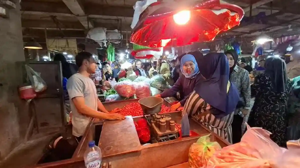 Blusukan ke Pasar Keputran Surabaya, Khofifah Komitmen Lindungi Pasar Tradisional
