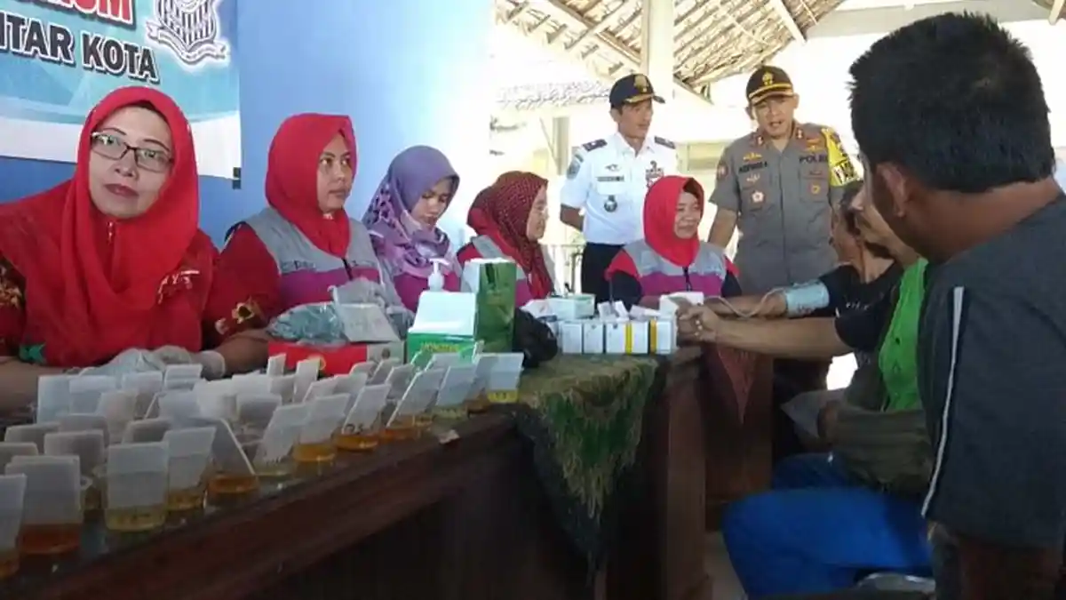 Banyak Sopir Alami Darah Tinggi dan Kolesterol di Terminal Patria Kota Blitar