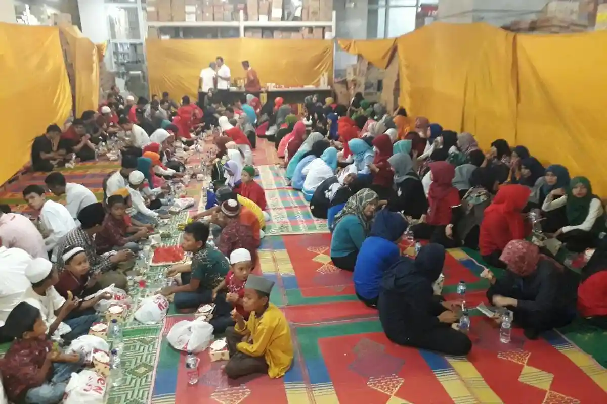Salurkan 100 Paket Sembako, LotteMart Bagikan kepada Anak Yatim dan Dhuafa